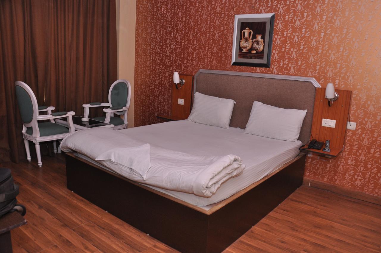 Hotel Samrat Kaushambi Газиабад Екстериор снимка