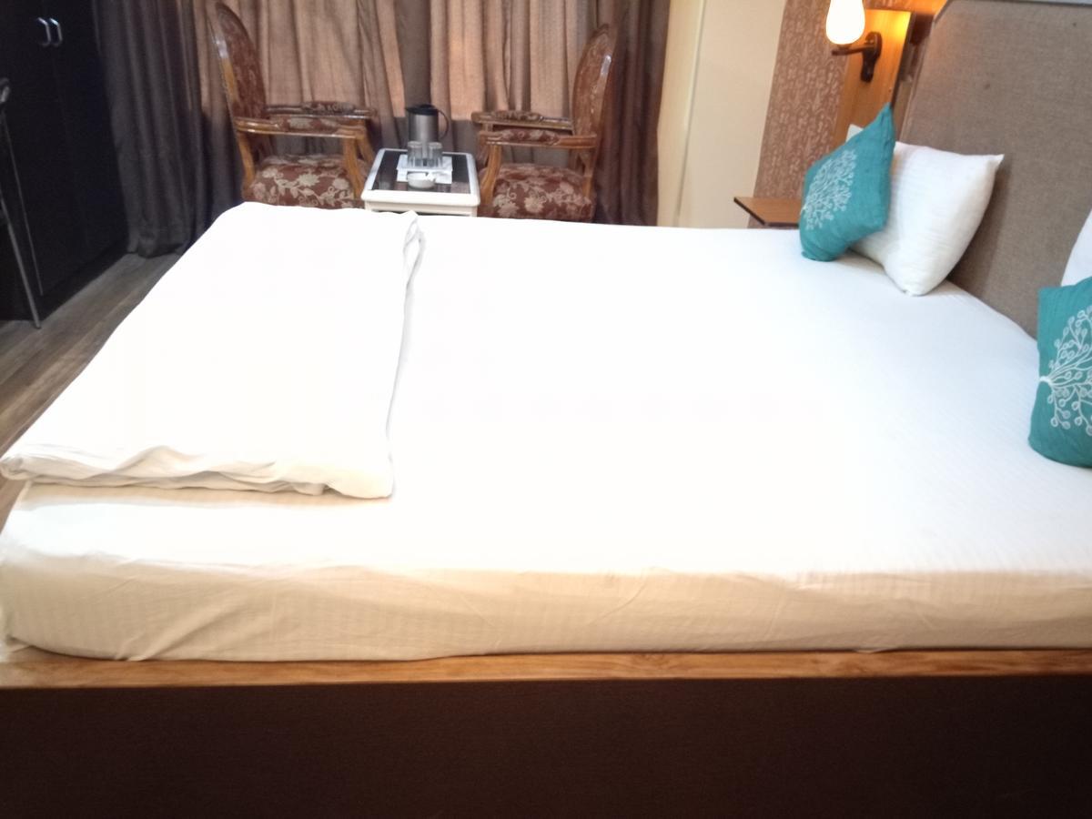 Hotel Samrat Kaushambi Газиабад Екстериор снимка